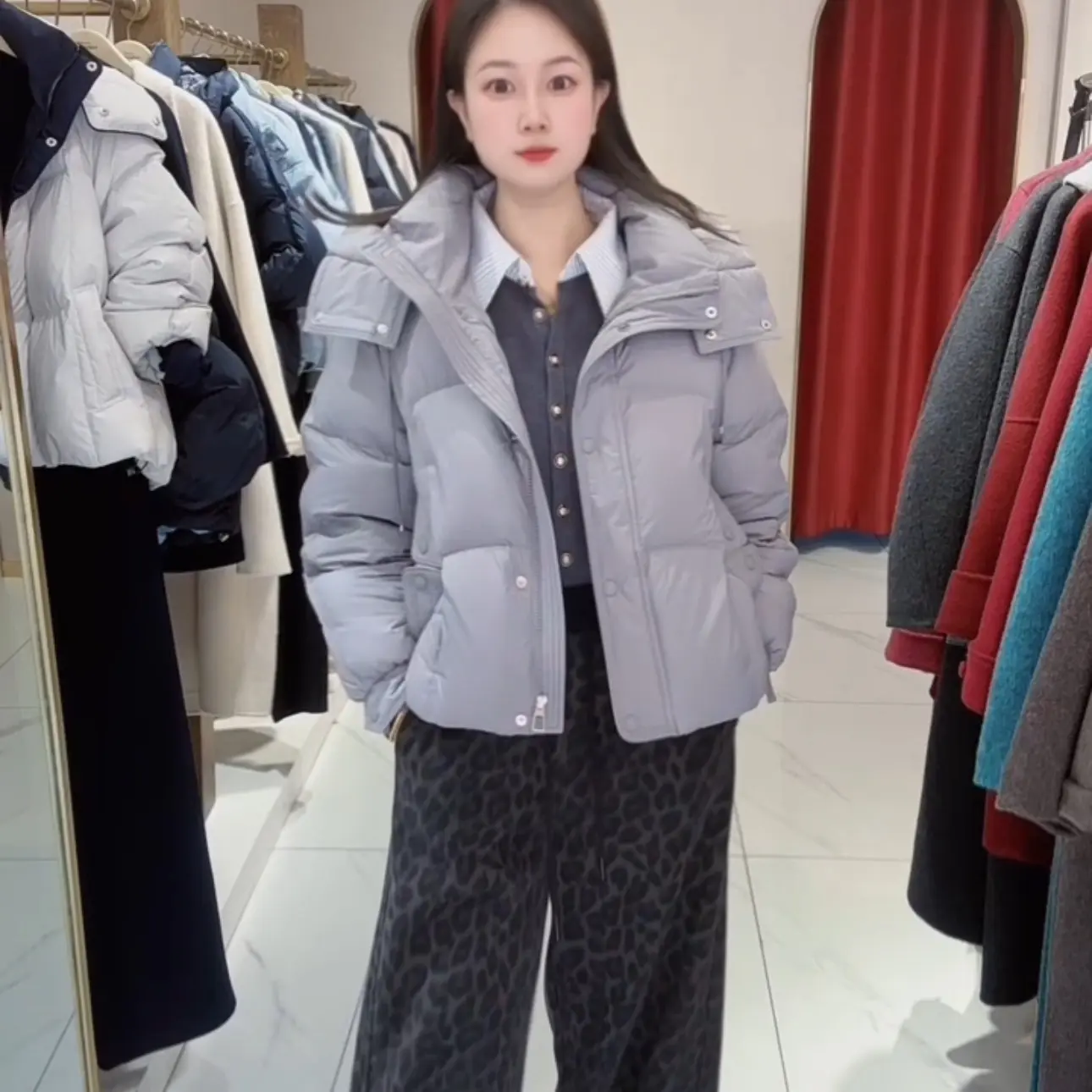 冬季女款短款连帽加厚保暖白鸭绒时尚简约羽绒服