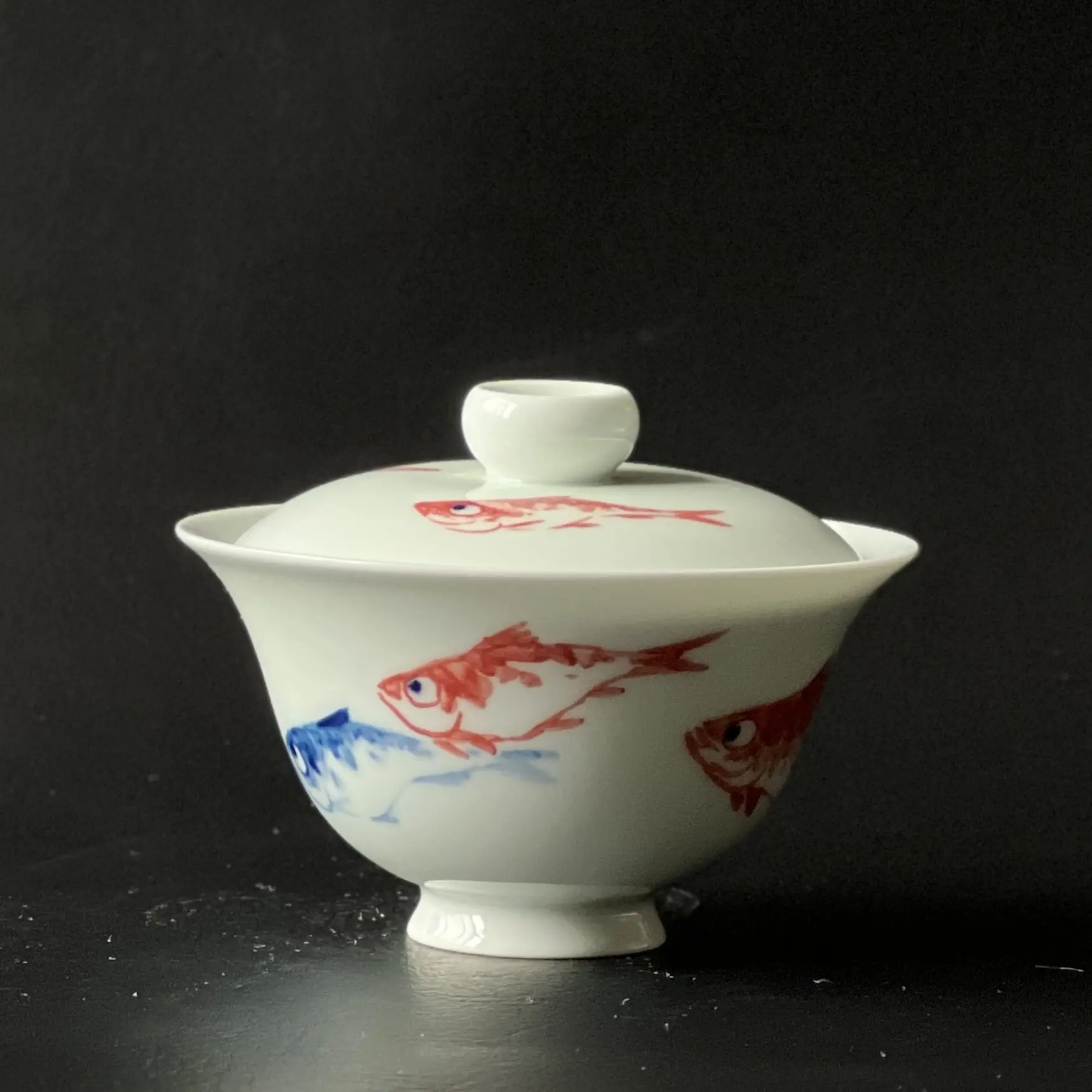 青花五彩手绘八大鱼盖碗容量100cc