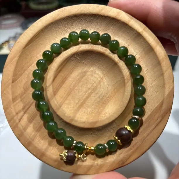 天然菠菜绿和田玉圆珠手串约6mm男女款精致百搭微黑点