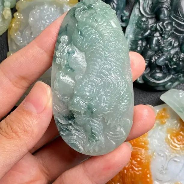 天然翡翠精雕老虎挂件吊坠 长66mm宽33mm厚11mm