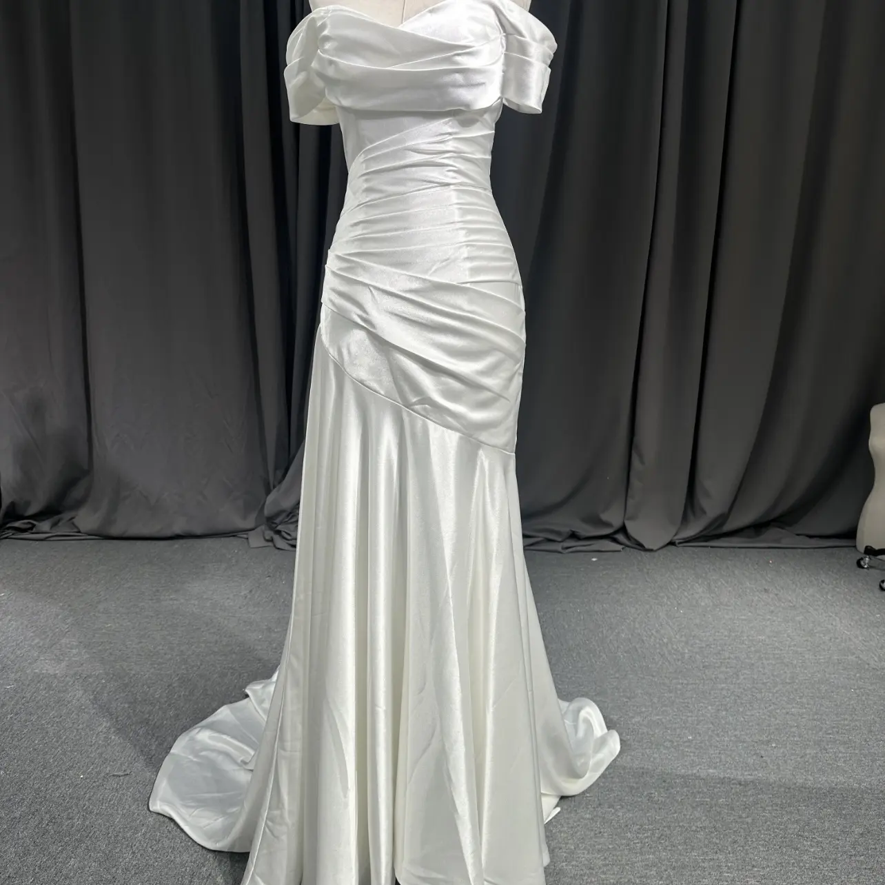 白止 法式一字肩白色堆褶不规则气质连衣裙