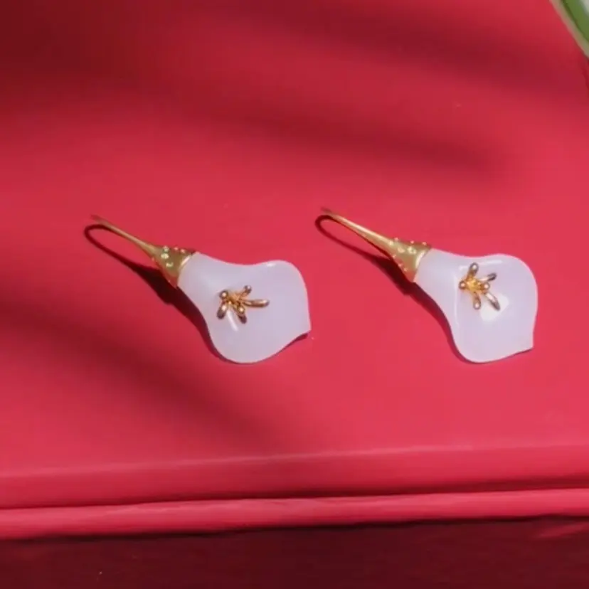 18K金镶嵌马蹄花耳饰简约气质美观大方