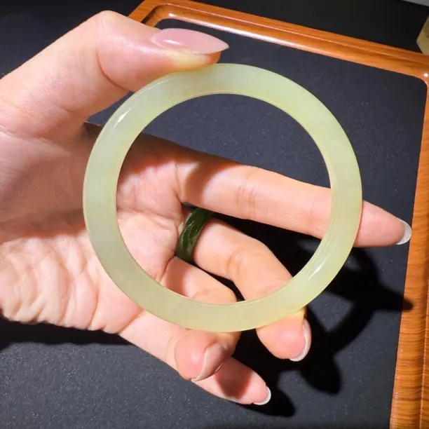 和田玉冰晴水美人镯女款温柔古风玉镯冰透手镯