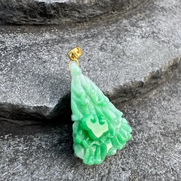 辣绿白菜吊坠天然翡翠 百事来财气质满绿