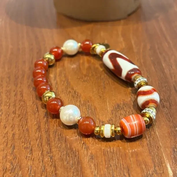 六和天宝珠虎牙天珠设计款红色玛瑙手串