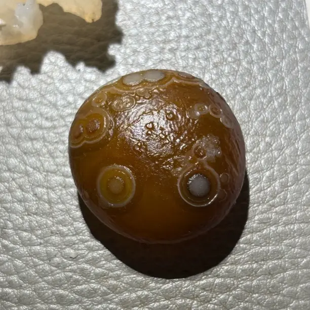 橄榄核雕刻多妹手球