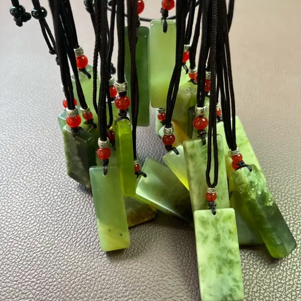 天然岫玉编绳款百搭玉石无事牌颜色深浅不一多样性发货介意慎拍