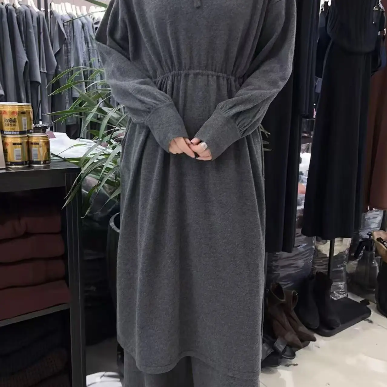灰色长袖针织连衣裙女春秋收腰显瘦气质中长款打底百搭圆领长裙