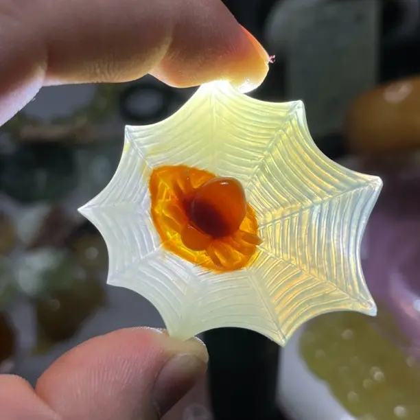 精品岫玉花玉巧色巧雕一往情深吊坠，玉质润干净，尺寸50x43厚8mm