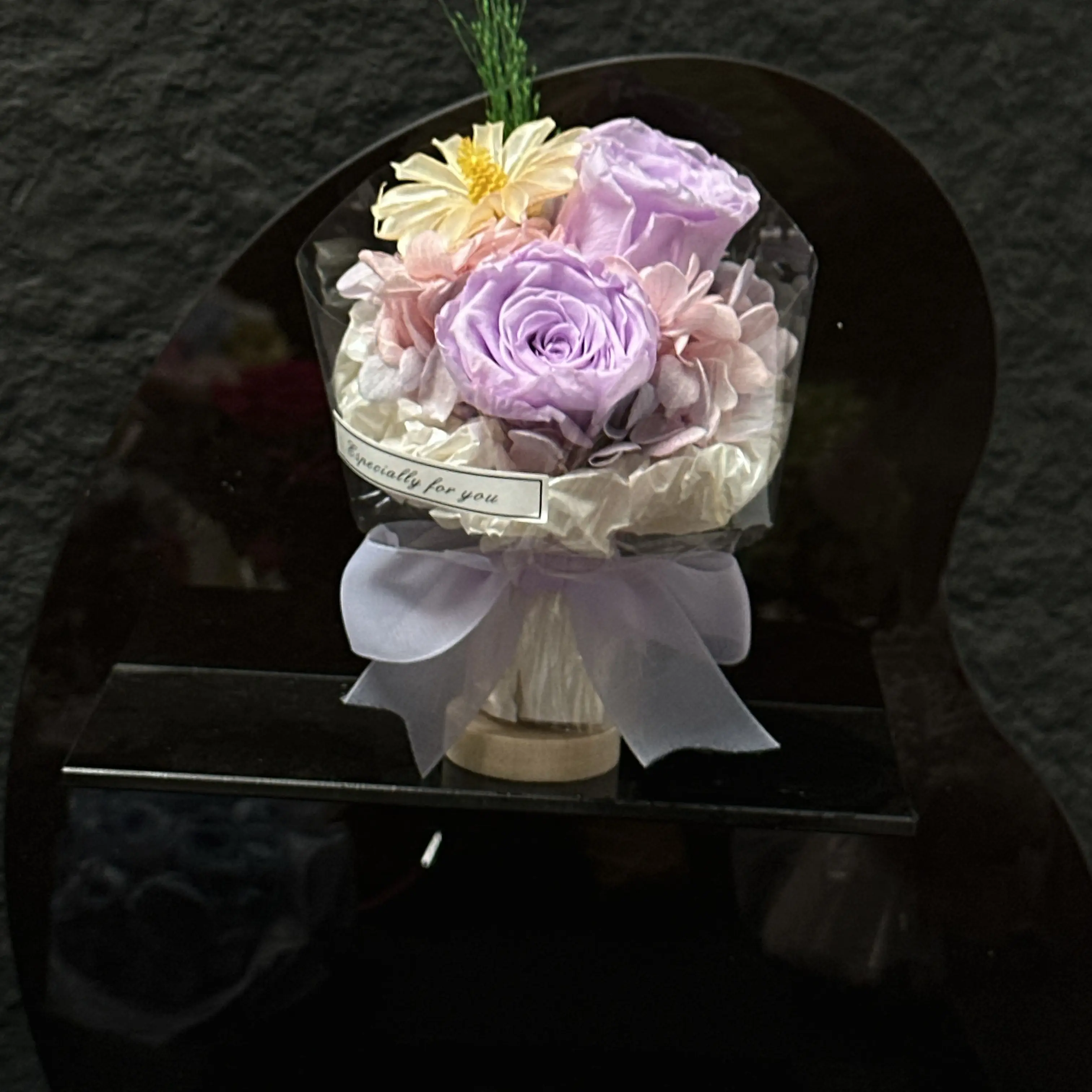 车载出风口永生花与干花混搭装饰花束增添车内浪漫氛围