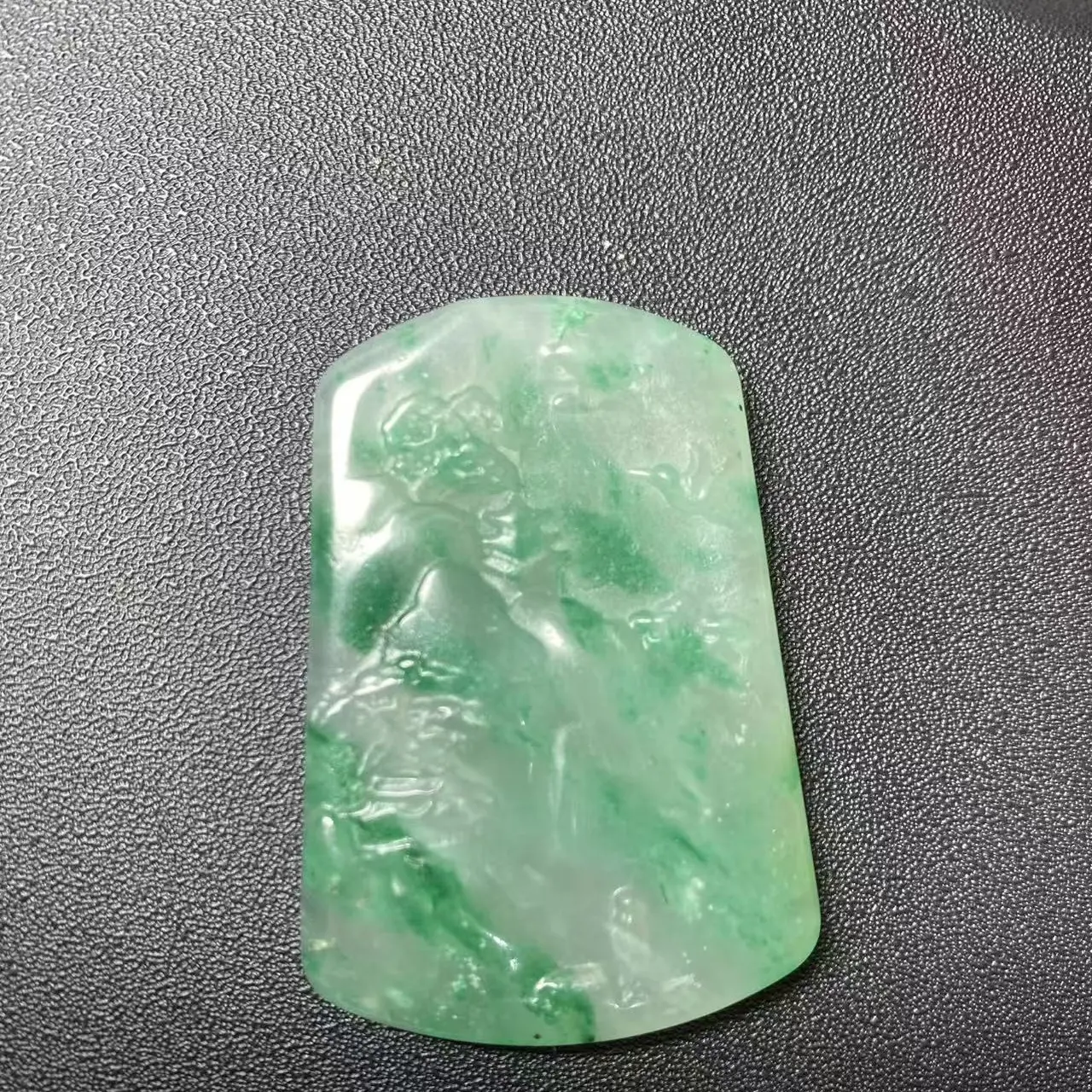 天然非洲翠独龙玉冰飘绿山水牌吊坠精工雕刻