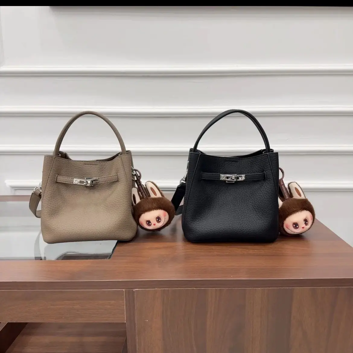 2025秋冬上新荔枝纹手提水桶包可爱公仔休闲时髦子母包斜跨包包