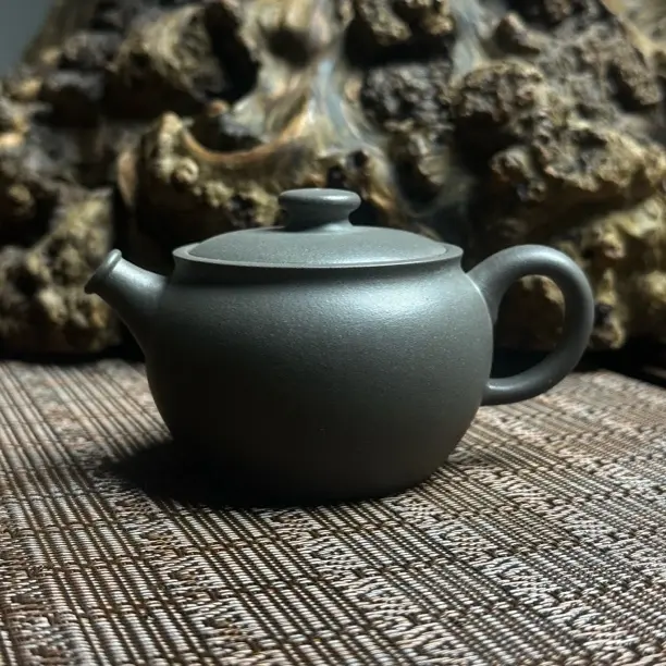 民间艺人杨维姣老师，鱼嘴小巨轮壶。