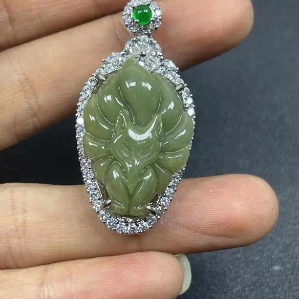 小动物雕刻翡翠时尚百搭气质款镶嵌满钻