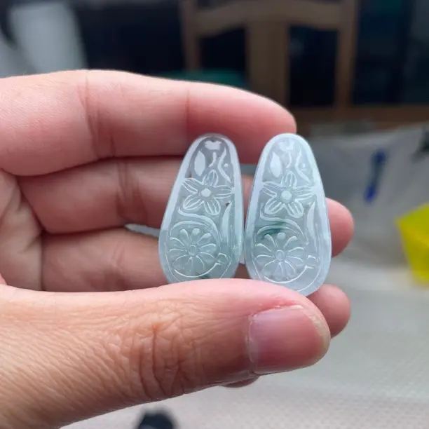 天然缅甸翡翠飘蓝花 双面雕刻仿古花纹吊坠！多样性发其一尺寸如图