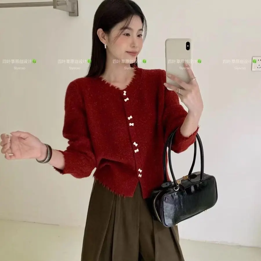 大美小美 冬季新款蝴蝶结纽扣设计红色氛围感圆领套头毛衣