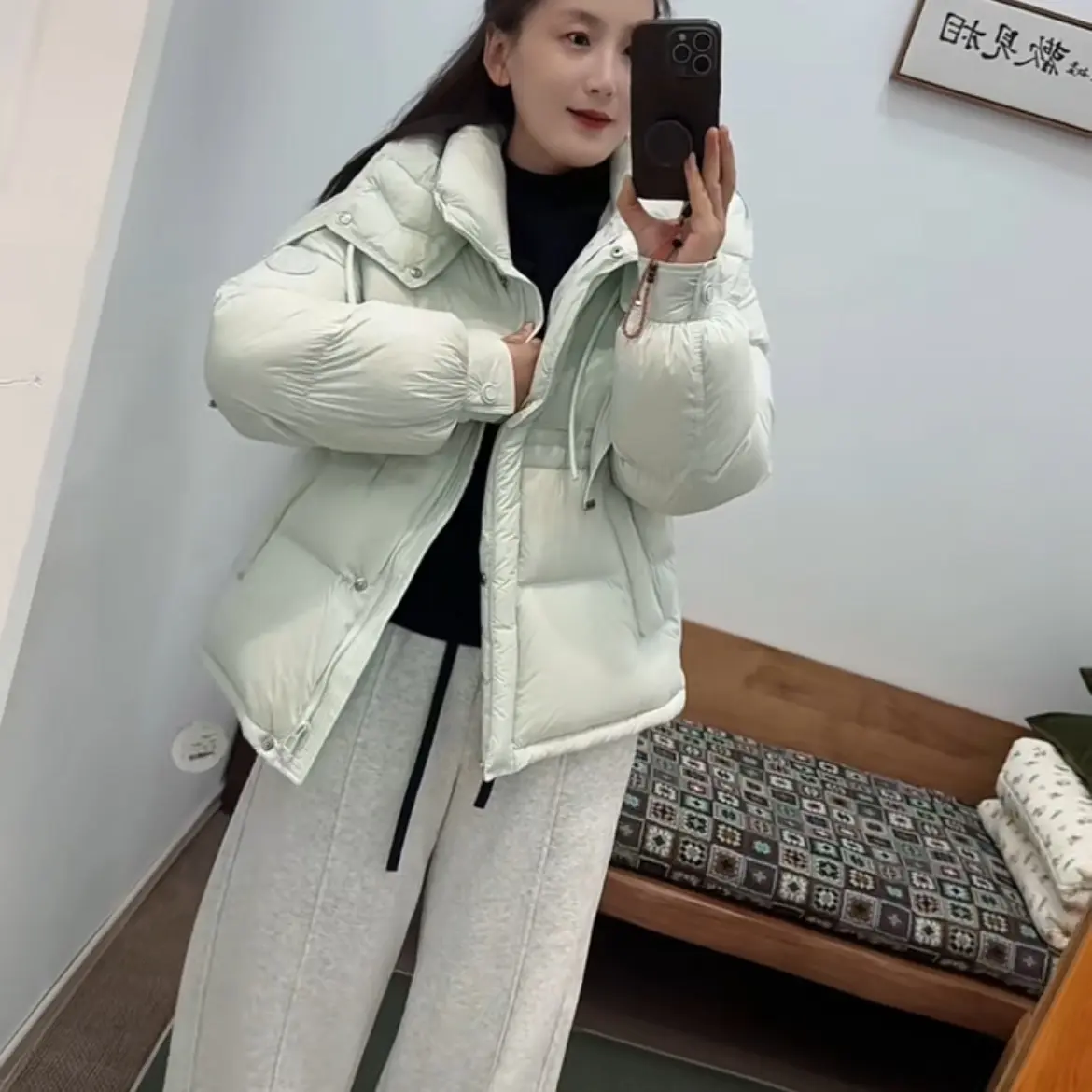 新款冬季短款连帽白鸭绒保暖时尚