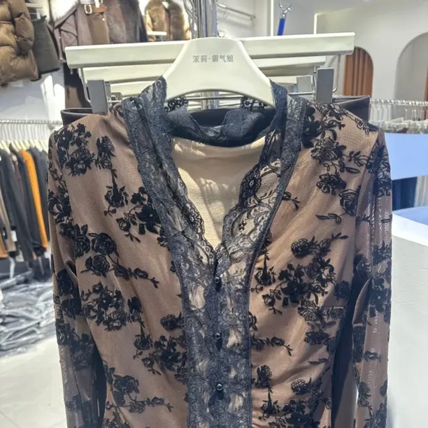 加绒V领蕾丝打底衫女秋冬新款时尚洋气百搭显瘦长袖内搭上衣