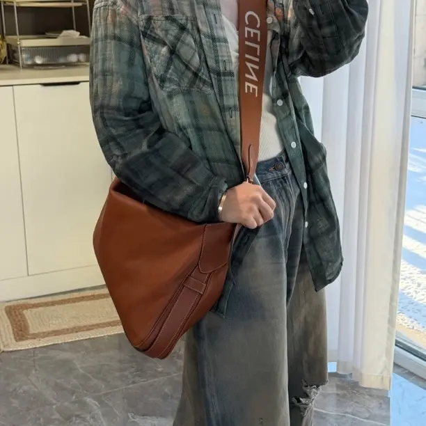 95新 Celine/思琳 celine 棕色柔软小牛皮Romy大号单肩斜挎包
