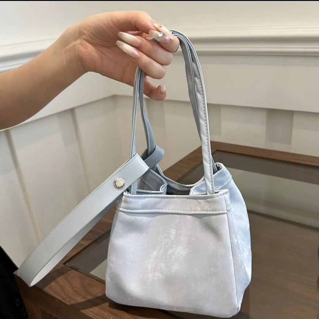 新中式国风绸缎锦囊包女单肩斜挎水桶包豆腐包-蓝色