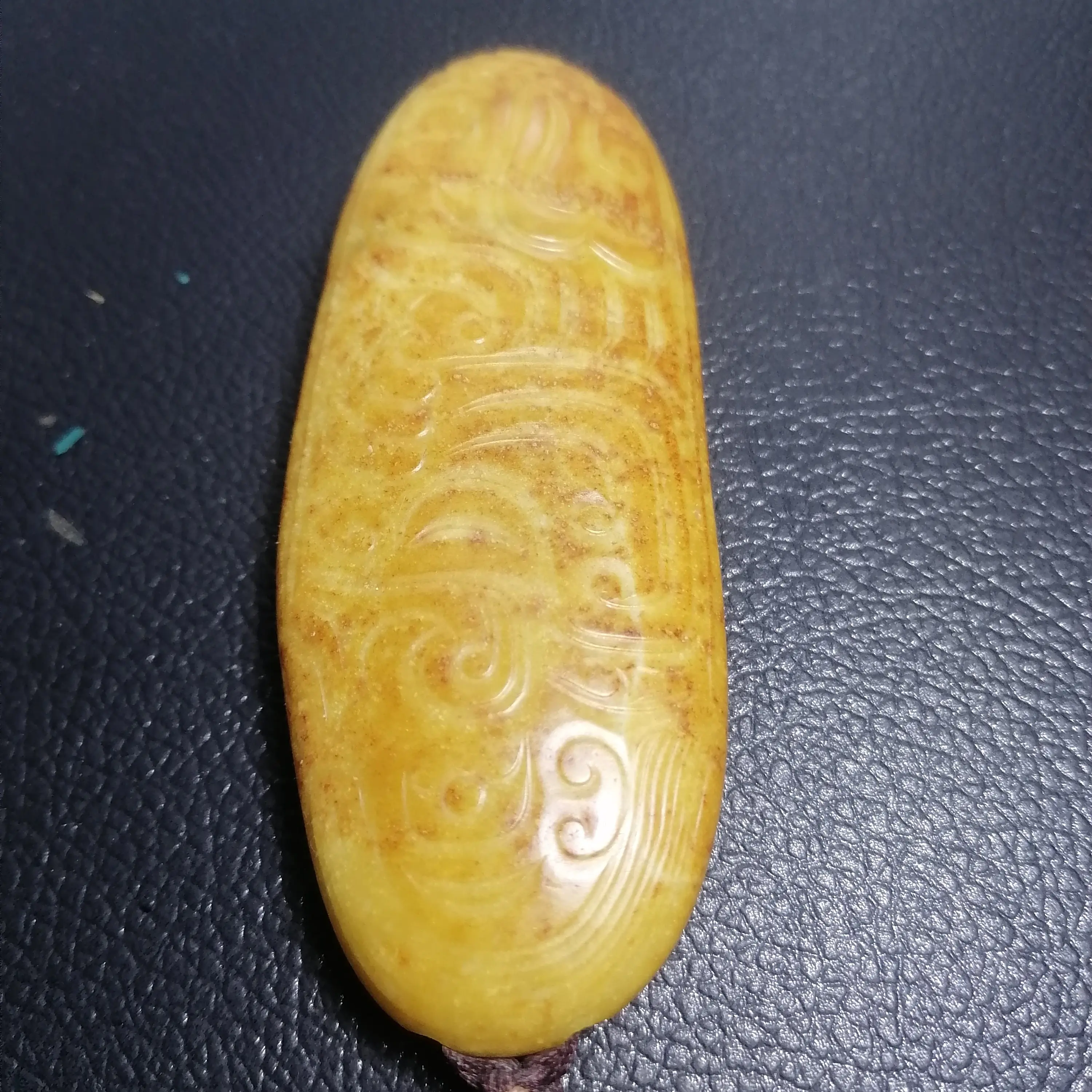 黄沁留皮挂件  雕工精湛