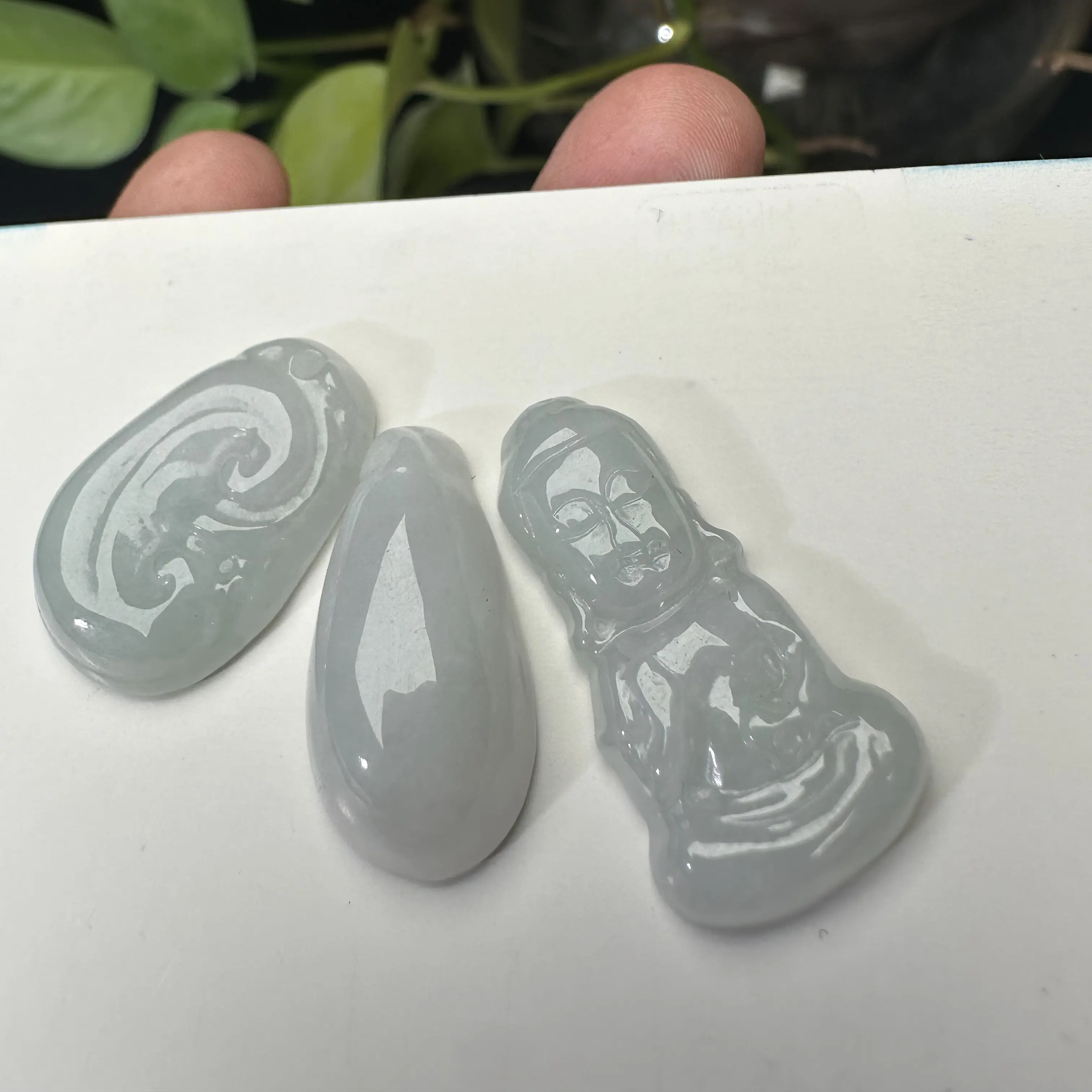 只买单纯的吊坠，没带链子，属的性质。吊坠 宝宝款小吊坠