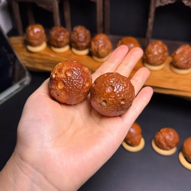 橄榄核雕刻月球手把件文玩手球
