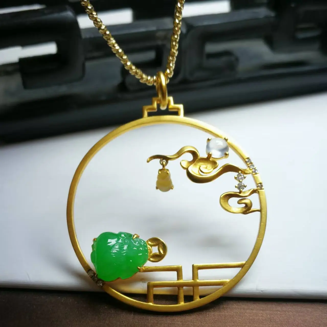 天然翡翠吊坠，阳绿满色貔貅，镂空设计，时尚洋气