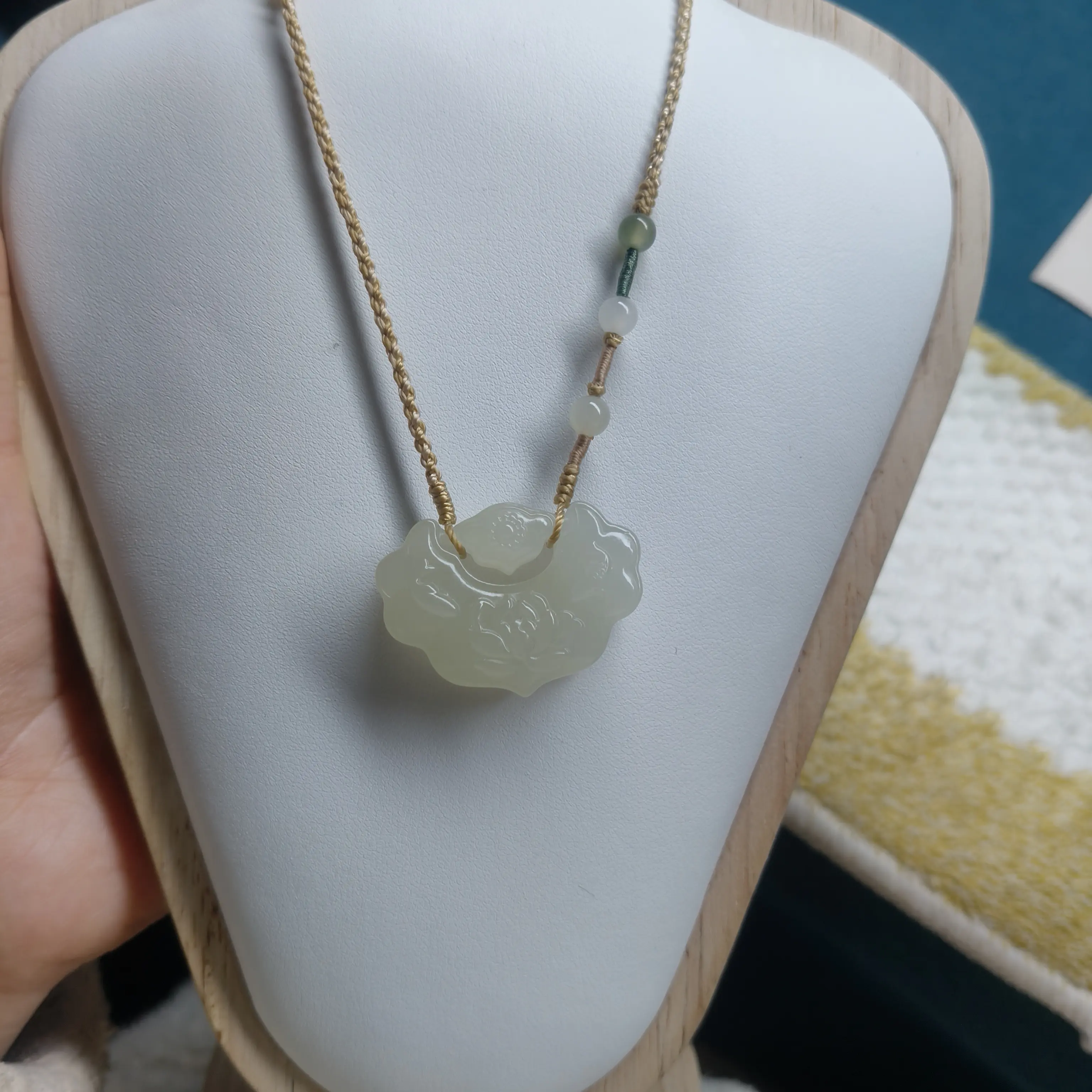 和田玉蜂蜜水锦鲤锁吊坠精美时尚百搭