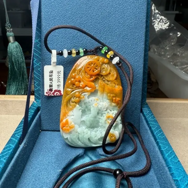 天然A货翡翠黄绿色俏色精雕一路连科糯冰种吊坠牌大女王精美款