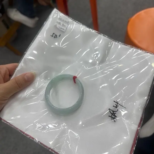 糯冰半山水飘花女款浅绿精美百平安镯贵妃镯