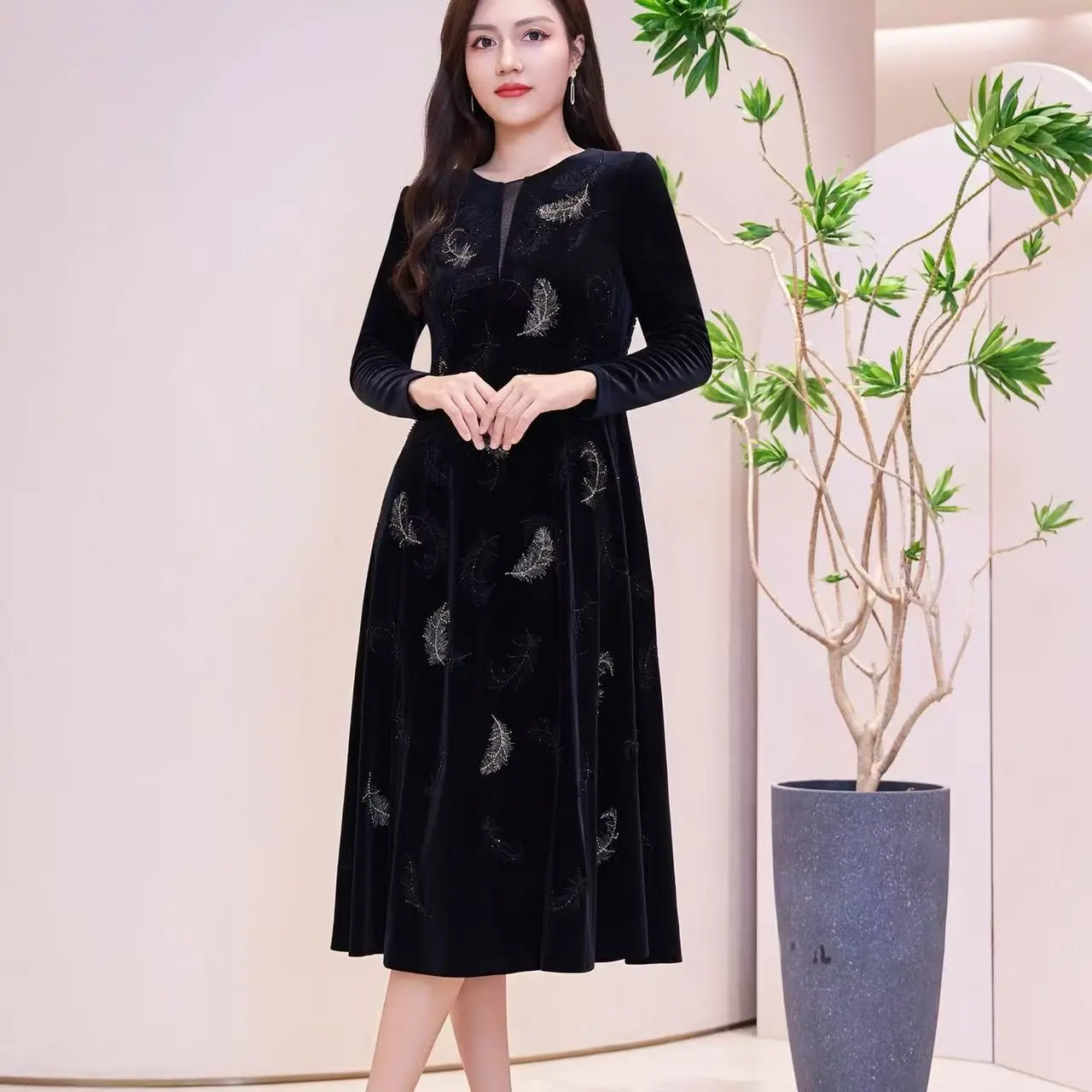 克劳西洋气春秋长袖丝绒羽毛刺绣连衣裙高贵气质显瘦中长款连衣裙