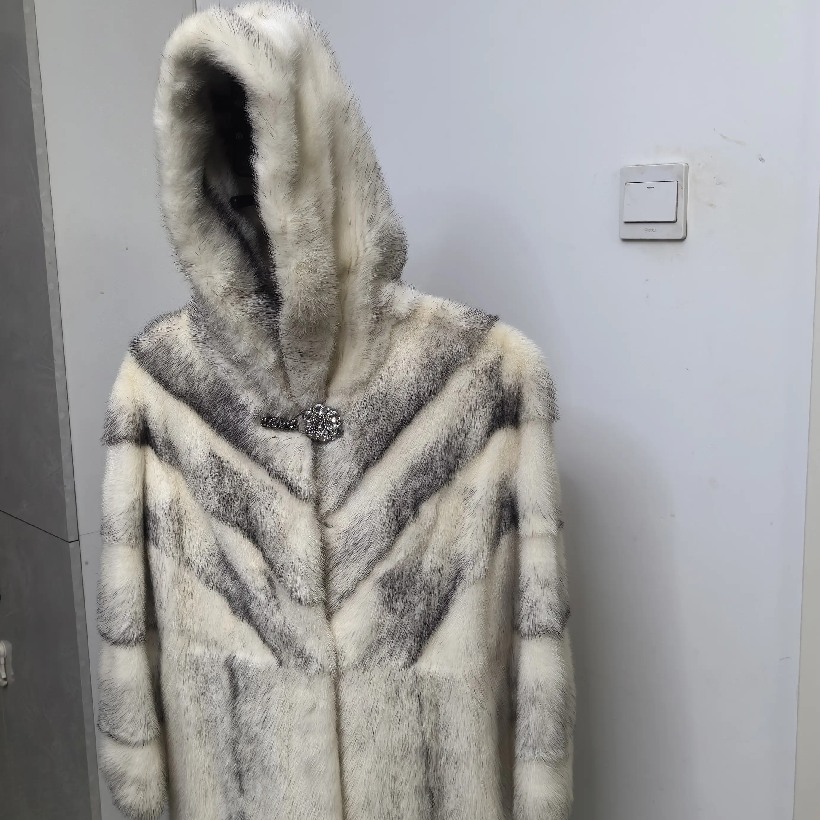 人造皮草 样衣福利卡 冬季时尚连帽长款银蓝十字貂皮大衣