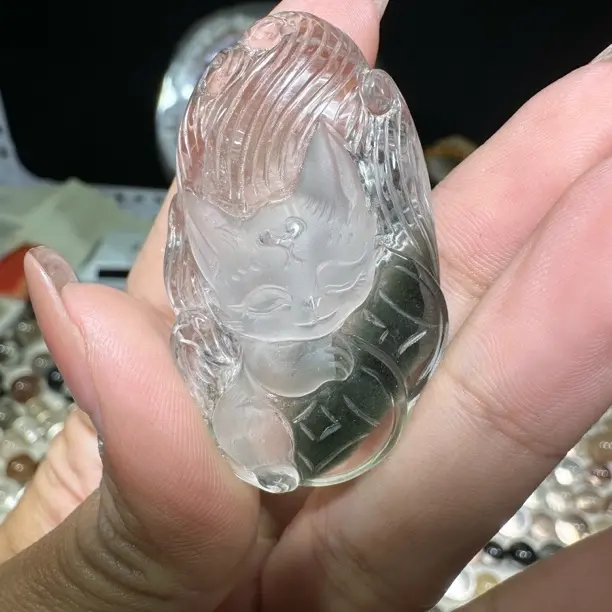 乖乖狐精工雕刻晶体通透翠绿色吊坠