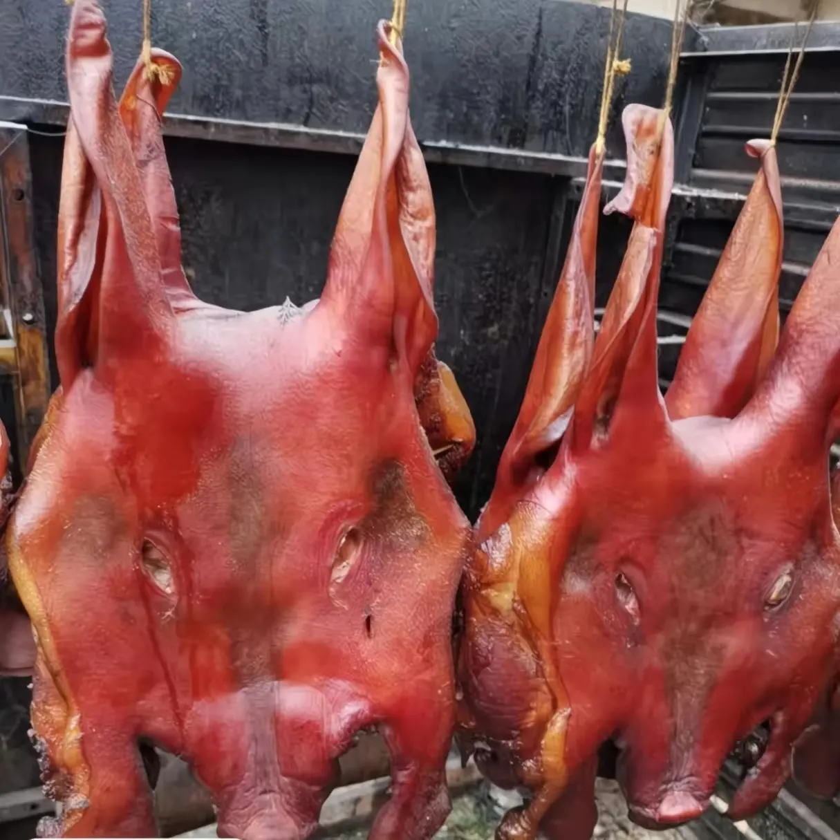 四川正宗农家柴火烟熏腊猪头腊猪脚肉特色腊味