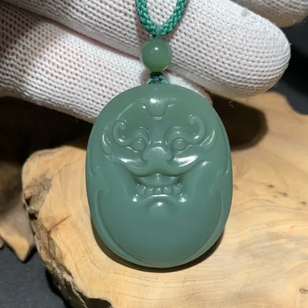 新疆和田玉沙枣青无事牌