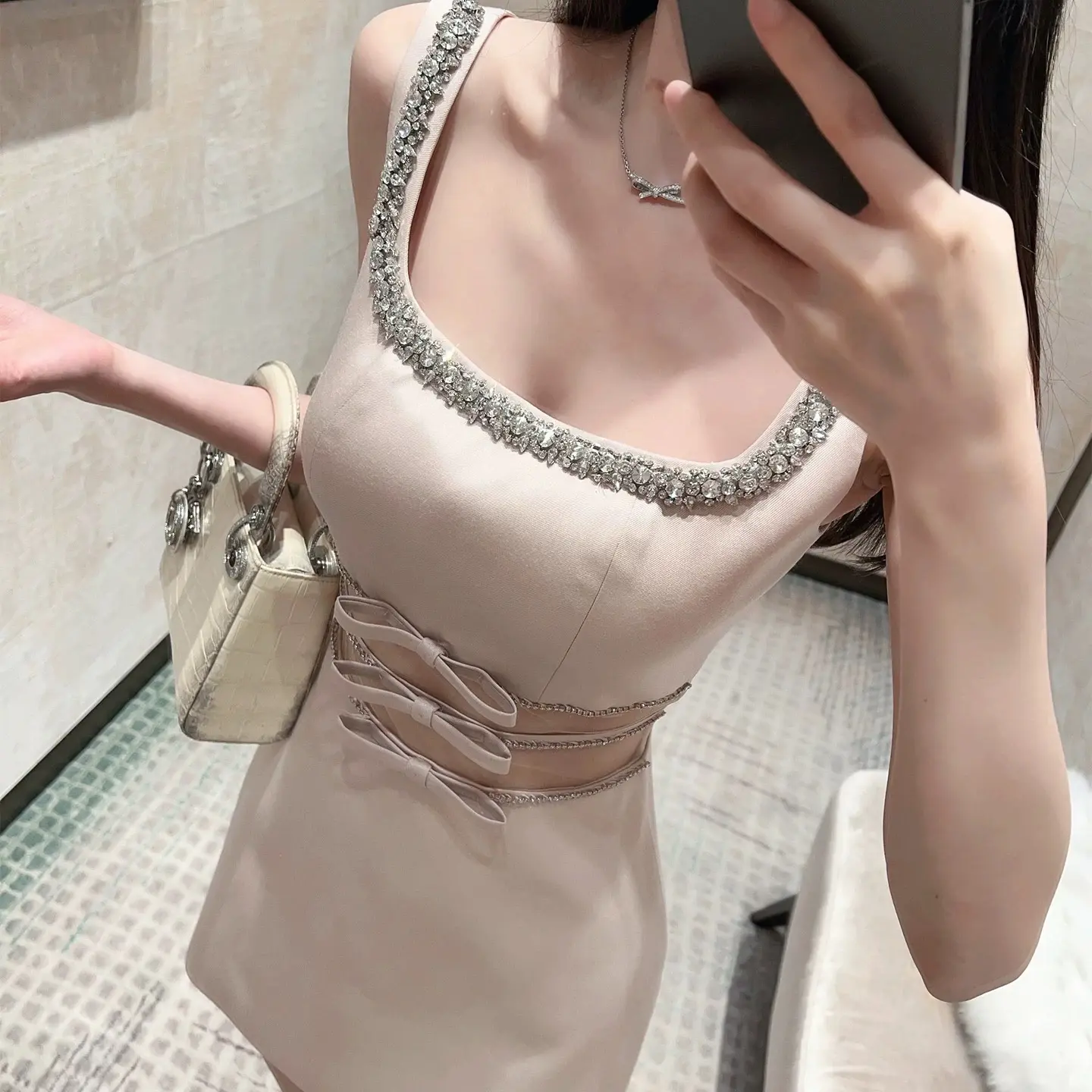 2025布达佩斯千金少女感满钻领口腰部镂空蝴蝶结亮丝西装连衣裙