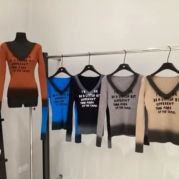 复古字母渐变喷色短款时尚新款羊毛针织衫V领秋冬修身显瘦上衣