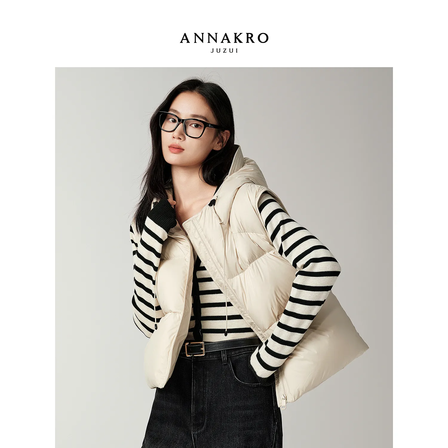 玖姿安娜蔻都市轻运动松弛感连帽短款鸭绒羽绒马夹女2025冬季新款