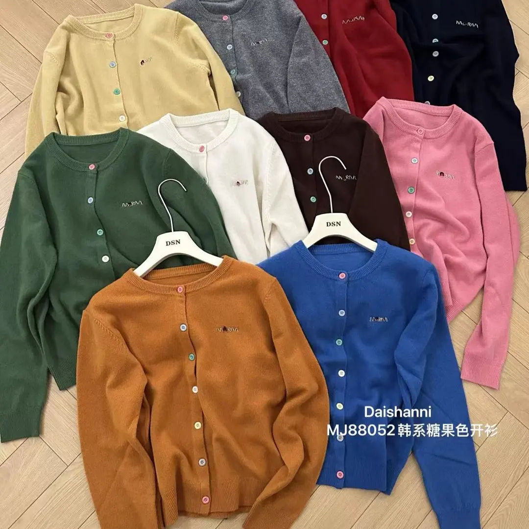 88052圆领彩扣针织开衫女秋季减龄显嫩钉珠字母百搭显瘦上衣