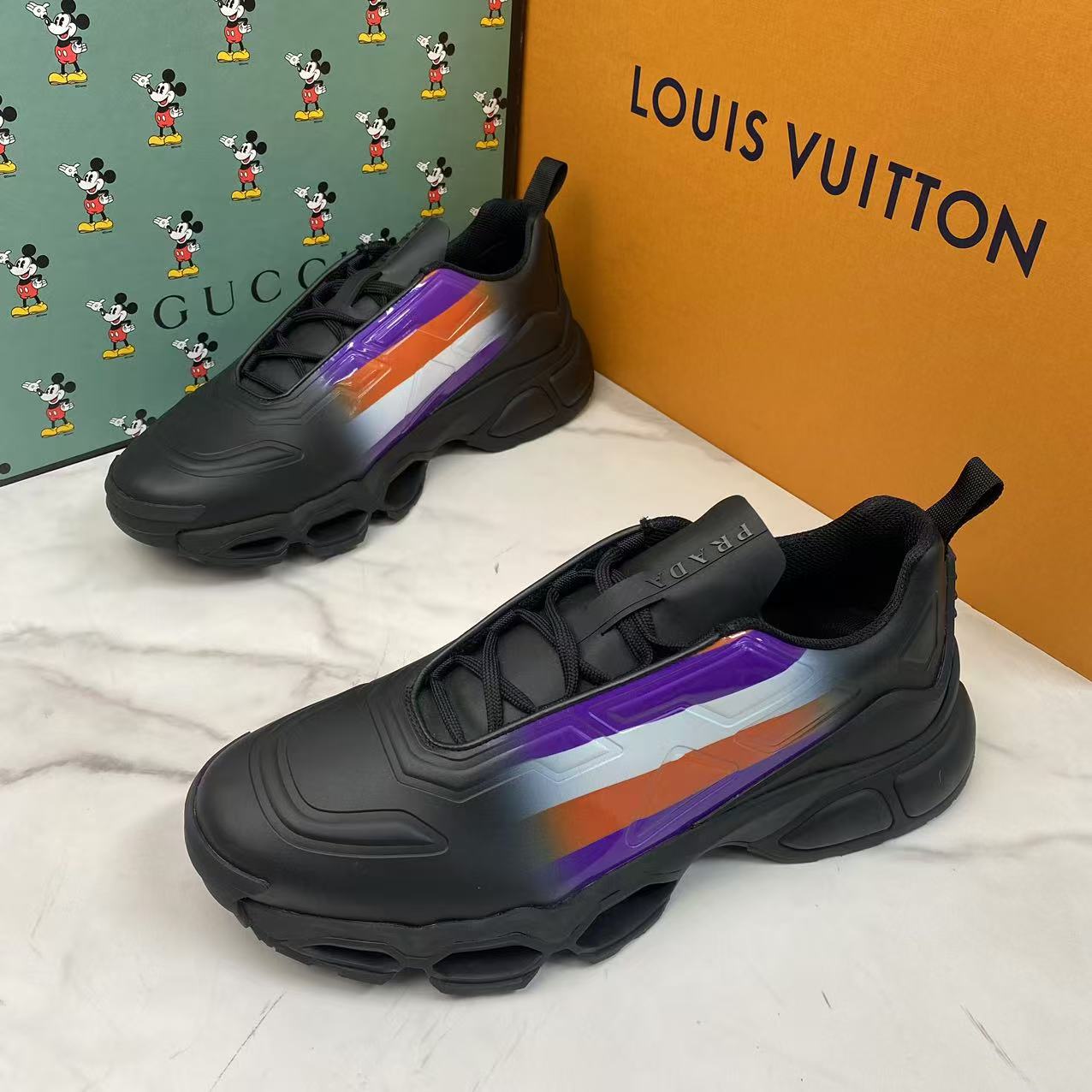 全新未使用 Prada/普拉达 黑色磨砂皮面侧边三色运动鞋/41/42码