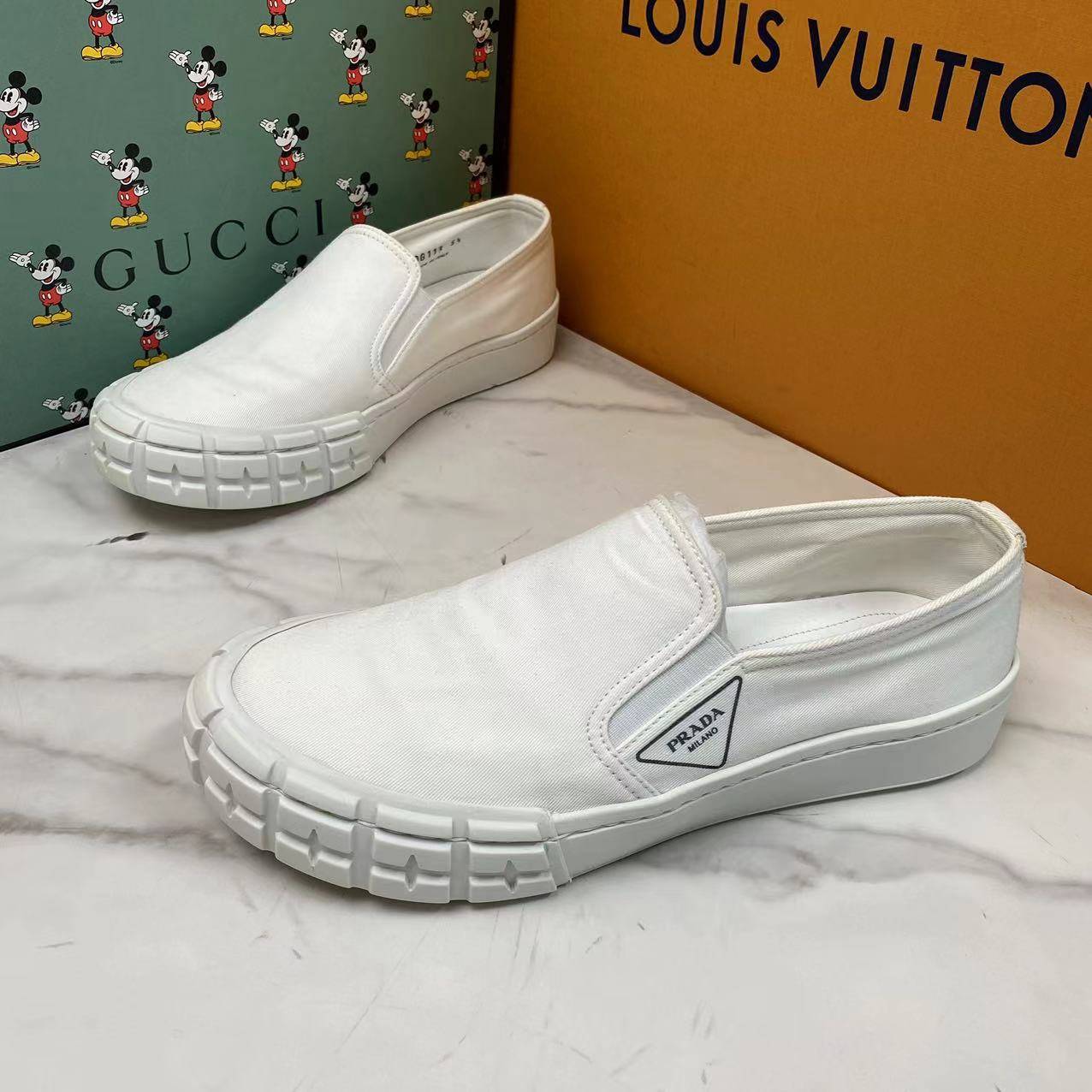 Prada/普拉达白色侧翼三角标轮胎头休闲潮流一脚蹬/39.5码/95新