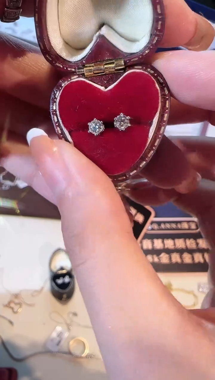【闪购商品】钻石耳饰18K金镶嵌六爪