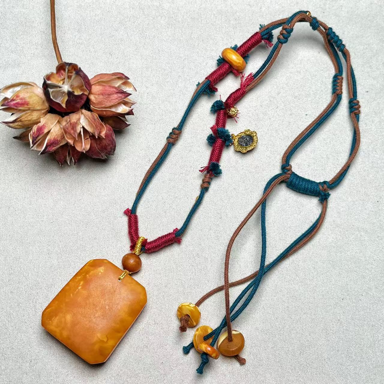 【壹芳珠宝】天然原矿琥珀藏式编织无事牌吊坠