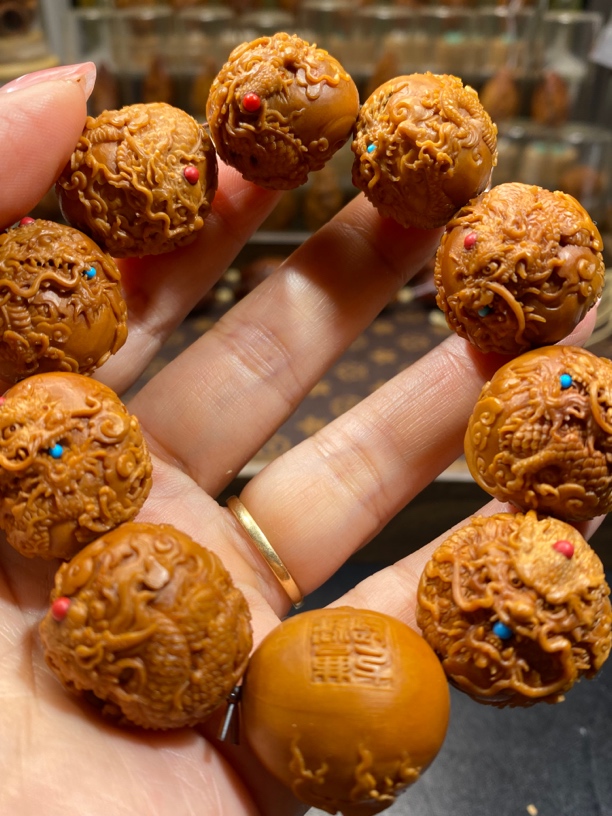 橄榄核九龙戏珠，水晶油核，尺寸2.3曹耀七本工