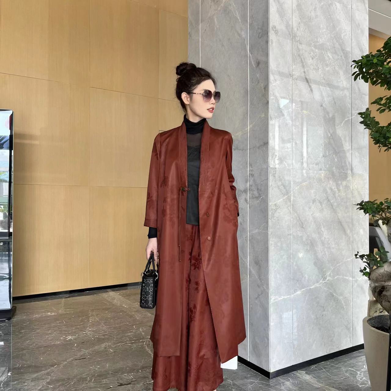 FSSIA纪棠丨新款红云纱新中式提花钉珠风琴褶中长款气质风衣-8552