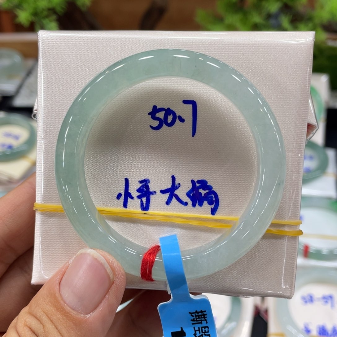 翡翠手镯未镶嵌翡翠