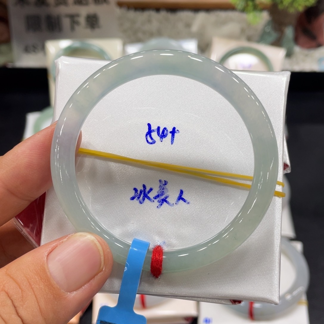 翡翠手镯未镶嵌翡翠