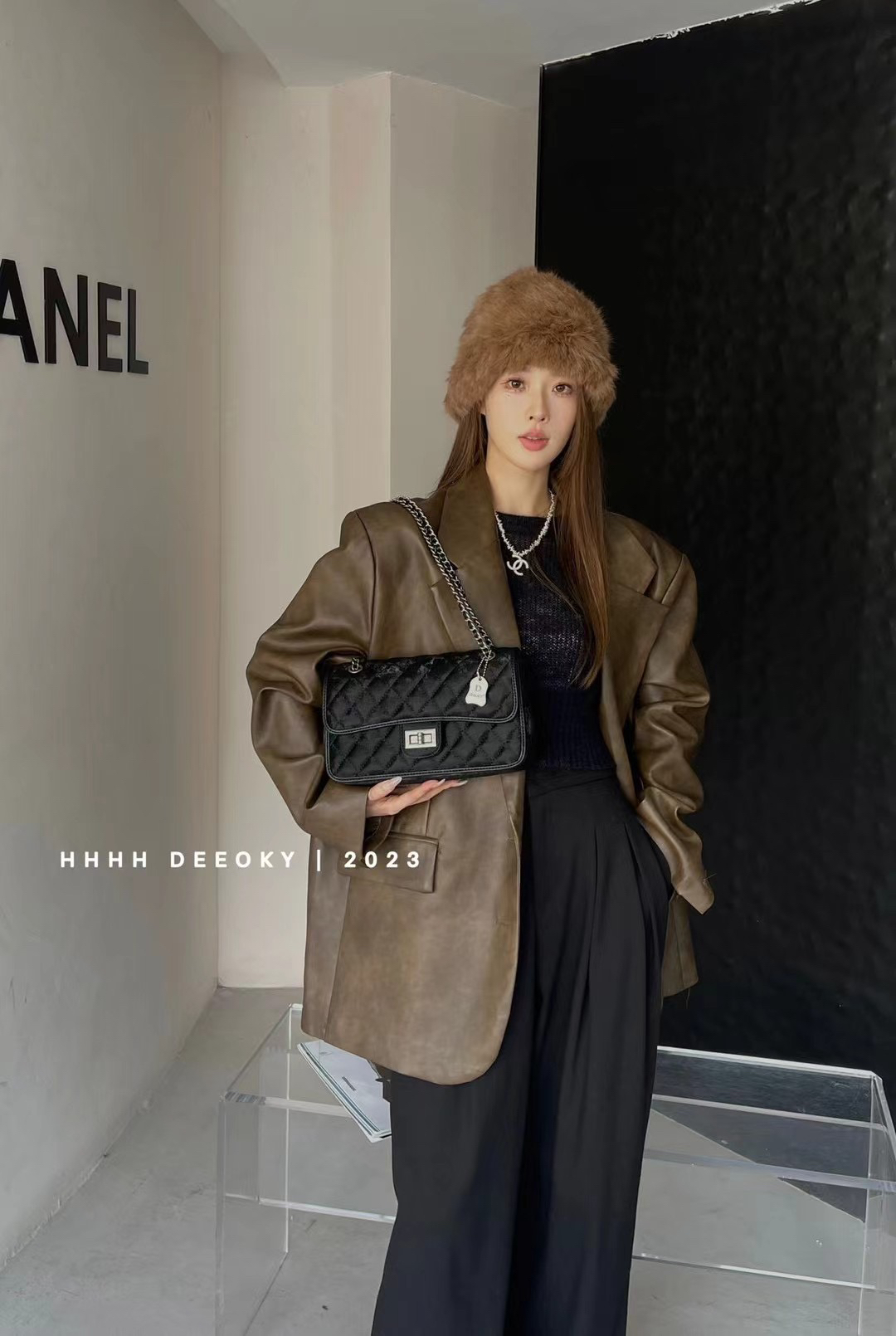 2023秋冬新款轻奢丝绒绫格链条复古香包设计理念