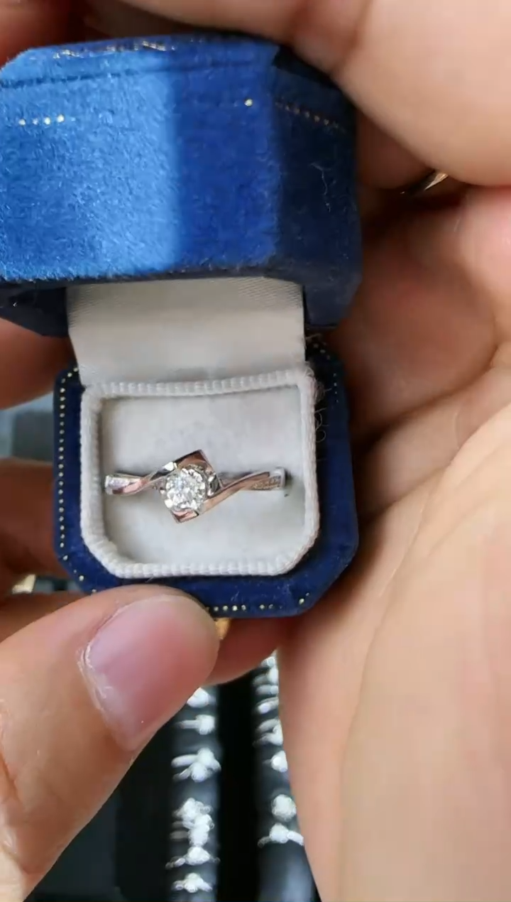 【闪购商品】钻石戒指18K金镶嵌车花牛头 k白